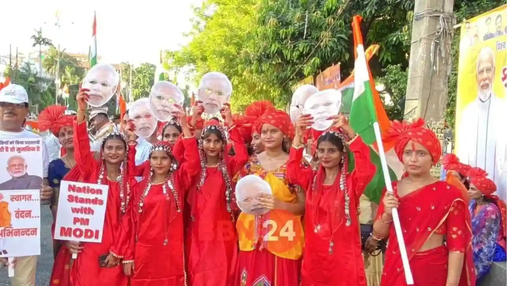 Women Welcome Pm Modi In Patna Road Show